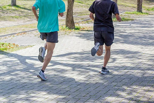 陸上部のイメージに繋がる、走る二人の男性